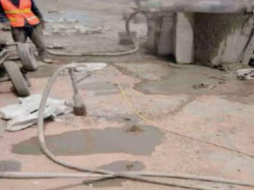 雁江水泥混凝土路面板底注浆技术 路面脱空注浆整治方案